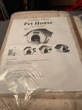 NWT- indoor pet House Washable Fabric Small Pet Bed - Cream Floral